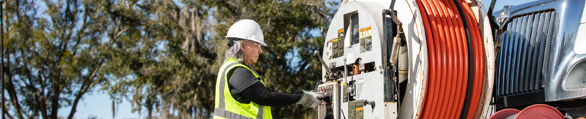 HD1920x390 Utility Worker with Vacuum Truck